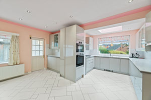 Kitchen/Breakfast Room- click for photo gallery